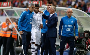 Nail Fekir, ici réconforté par Didier Deschamps, a dû quitter le Portugal-France (0-1) dès le premier quart d'heure de jeu vendredi, suite à une grave blessure au genou droit.