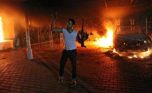 Un fonctionnaire américain a été tué mardi soir et un autre blessé dans une violente attaque du consulat américain à Benghazi dans l'est libyen par des hommes armés protestant contre un film offensant l'islam selon eux.