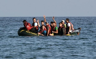 Des migrants syriens arrivent sur l'île grecque de Kos le 17 août 2015