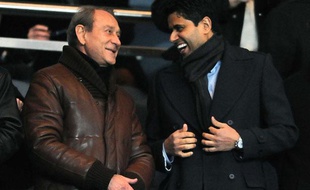 Nasser Al Khelaifi, le président de Qatar Sports Investments, en discussion avec Bertrand Delanoë, le maire de Paris, le 18 décembre 2011 au Parc des Princes.