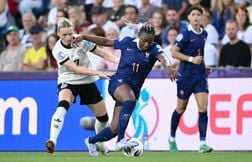EN DIRECT France - Allemagne : Incroyable ! Les Bleues sont devant grâce à un penalty de Geyoro... Carton rouge dingo pour les Allemandes...