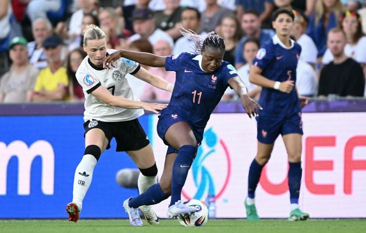 Les Bleues piégées sur corner, rien n'est fait malgré l'expulsion pour tirage de cheveux..