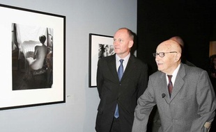 Le photographe Willy Ronis visite l'exposition qui lui rend hommage à l'Hotel de Ville de Paris le 18 janvier 2005.