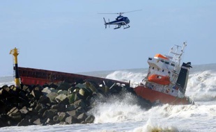 Un hélicoptère survole le cargo espagnol "Luno" échoué le 5 février 2014 sur une digue à Anglet