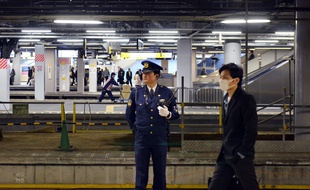 Un policier japonais dans une gare avant la venue de Barack Obama, le 18 avril 2016.