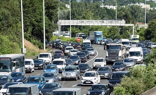 Illustration de bouchons sur l'autoroute A15 à proximité de Paris.