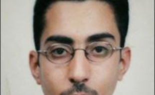Deux médecins originaires du Moyen-Orient étaient détenus lundi par la police britannique dans l'enquête sur les attentats manqués de Londres et de Glasgow (Ecosse) qui avance à pas de géant.