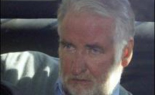 L'ancien PDG d'Elf, Loïk Le Floch-Prigent, va devoir retourner en prison, un juge d'application des peines (JAP) ayant révoqué mardi sa liberté conditionnelle, a-t-on appris de source judiciaire, confirmant une information parue sur le site internet du Parisien.