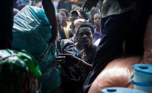 Des immigrés zimbabwéens déchargent leurs affaires d'un camion à leur arrivée à Harare en Afrique du Sud après les attaques xénophobes dans le pays, le 22 avril 2015
