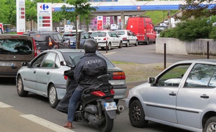 File d'attente impressionnante devant la station-service Carrefour Beaulieu, le 23 mai, à Nantes.
