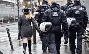 La police allemande et une jeune femme pendant le Carnaval de Cologne, le 4 février 2016.