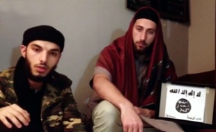 Adel Kermiche et Abdel Malik Petitjean (image issue de la vidéo où les deux hommes prêtent allégeance à Daesh).