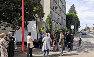 Les gens attendent de recevoir leur colis des Restos du cœur, à Bobigny, le 13 mai 2020.