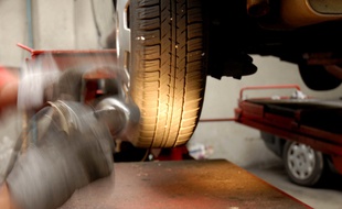 Dans un garage automobile (Illustration)
