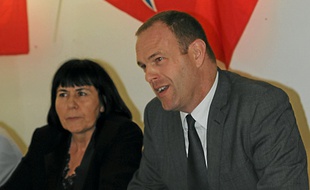 Marie-Christine Aubert
et Steeve Briois, au Crès, mardi.