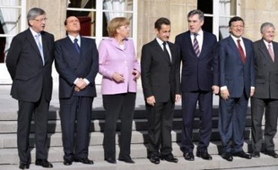 Les quatre membres européens du G8 ont pris l'engagement solennel de soutenir les établissements financiers européens en difficulté, a annoncé le président français Nicolas Sarkozy à l'issue d'un mini-sommet samedi à Paris.