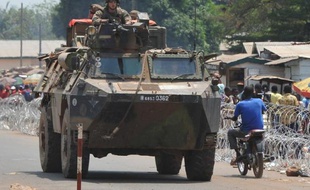 Des soldats français de l'opération Sangaris patrouillent le district PK12 de Bangui le 25 février 2014