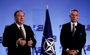 Le secrétaire d'Etat américain, Mike Pompeo (à gauche), avec le secrétaire général de l'OTAN Jens Stoltenberg, le 18 octobre 2019 à Bruxelles.