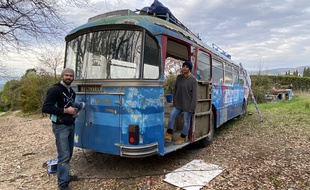 Le chef Sébastien Baudouin et Sandy Savary, à l'initiative du projet « Le Bus 24 »