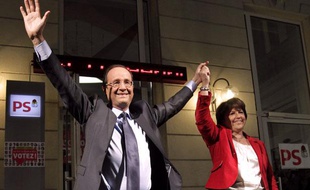 François Hollande et Martine Aubry saluent les militants sur les marches du siège du PS, rue de Solférino, après l'annonce de la victoire de François Hollande aux primaires socialistes, dimanche 16 octobre 2011.