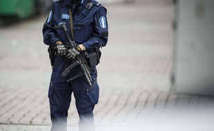 (Illustration) Un policier finlandais sur la Place du marché de Turku.