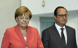 La chancelière allemande Angela Merkel (G) et le président français François Hollande (D) lors d'une conférence de presse commune à la chancellerie, le 24 août 2015 à Berlin