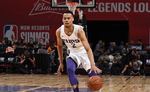 Elie Okobo sous le maillot des Pheonix Suns lors d'un match de pré-saison.