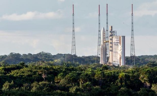 Le lanceur lourd européen Ariane 5, à Kourou en Guyane française le 17 juin 2016
