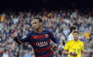 Neymar, ici face à la Real Sociedad le 29 novembre 2015, effectue un début de saison 2015-2016 monstrueux avec le Barça.