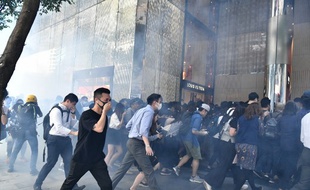 Des manifestants s'éloignent après des jets de gaz lacrymogènes à Hong Kong le 11 novembre 2019.