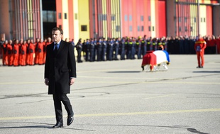 Emmanuel Macron à la base de Nîmes, dans le Gard.