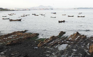 Une plage de la baie de Ganjingzi, après l'explosion d'un pipeline à Dalian, en Chine, le 27 juillet 2010.