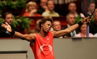 Gael Monfils of France reacts during his Vienna Open quarter-final tennis match against Fernando Gonzalez of Chile in Vienna October 10, 2008. REUTERS/Herwig Prammer (AUSTRIA)