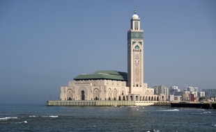 La ville de Casablanca vue de la mer, au Maroc.