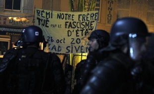 Manifestation à Gaillac (Tarn) le 26 octobre 2014, après la mort d'un jeune opposant au barrage contesté de Sivens, dans la nuit du 25 au 26 octobre 2014