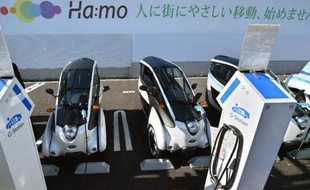 Des voitures électriques ultra-compactes en chargement dans la ville de Toyota City