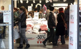 Des personnes dans un magasin lors des soldes, le 7 janvier 2015 à Bordeaux
