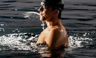Le champion olympique Michael Phelps lors du tournage d'une publicité pour Mazda à Pékin, Chine, le 13 janvier 2009.