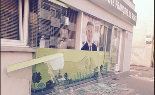 La vitrine brisée de la permanence du député nantais.