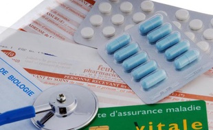 Stethoscope, médicaments, carte vitale et feuille de remboursement