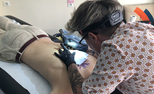 Dans son salon solidaire, Marie Charuel pratique le tatouage thérapeutique.