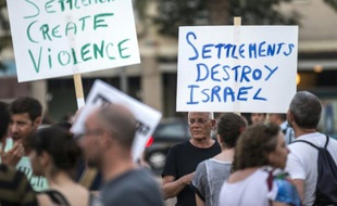 Des Israéliens manifestent le 2 août 2015 à Tel Aviv contre les colonies juives dans les Territoires occupés, suite à la mort d'un bébé palestinien dans un incendie attribué à des colons
