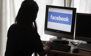 Une internaute surfe sur Facebook.