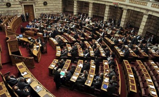 Le Parlement grec a voté dans la nuit de mardi à mercredi un texte suspendant l'aide de l'Etat au parti néonazi Aube dorée, dont six députés sont inculpés pour "constitution d'organisation criminelle".