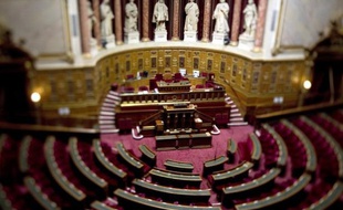 Le parlement a adopté définitivement, après un ultime vote mardi soir du Sénat, un texte de loi autorisant les milliers de médecins à diplôme étranger hors UE, qui ne peuvent théoriquement plus travailler dans les hôpitaux depuis fin 2011, à exercer jusqu'à fin 2016.