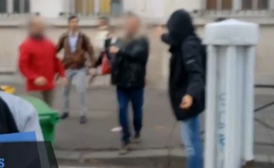 Des parents d'élèves et des manifestants se sont affrontés le 14 novembre 2014 devant le lycée Montaigne, à Paris.