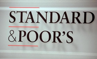 L'agence de notation financière Standard and Poor's a abaissé vendredi la perspective de la note de la dette souveraine du Portugal de "stable" à "négative", à cause d'une "incertitude politique croissante" suite à la démission de deux ministres.