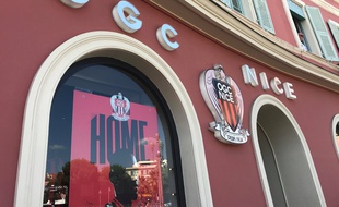 Devant la boutique officielle de l'OGC Nice.