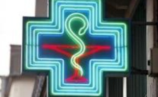Le tribunal de grande instance de Colmar devait rendre lundi après-midi sa décision sur la publicité controversée des centres Leclerc sur la vente en grandes surfaces des médicaments non remboursables, dont des groupements et syndicats de pharmaciens exigent le retrait.