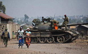Un char de l'armée régulière de RDC à Munigi, dans la banlieue de Goma, le 15 juillet 2013